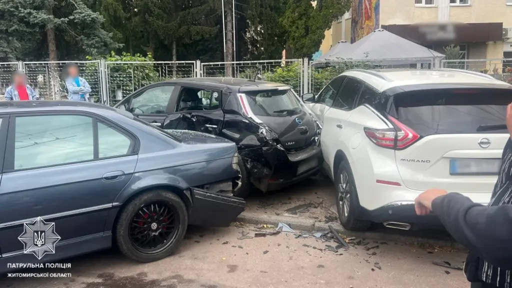 У Житомирі водій BMW, рухаючись заднім ходом, пошкодив два припарковані авто