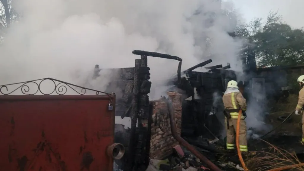 У Коростені вогнеборці ліквідували масштабну пожежу господарських будівель