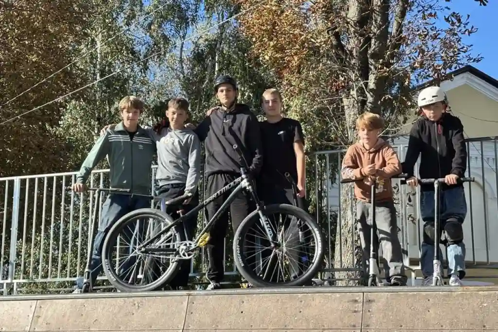 Житомирські підлітки власним коштом відремонтували пошкоджену конструкцію у скейт-парку