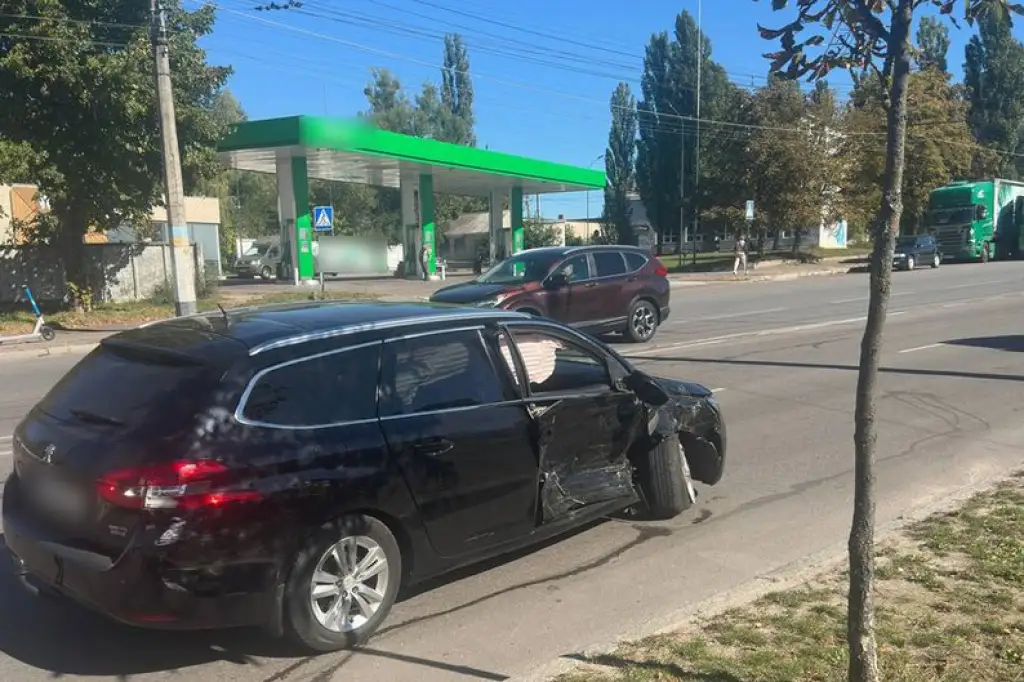 У Житомирі на перехресті Чуднівської та Шпаковської зіштовхнулися Peugeot і Volkswagen