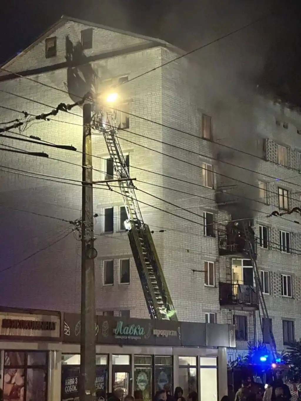 У Житомирі спалахнула пожежа в гуртожитку медичного інституту: евакуйовано десятки людей