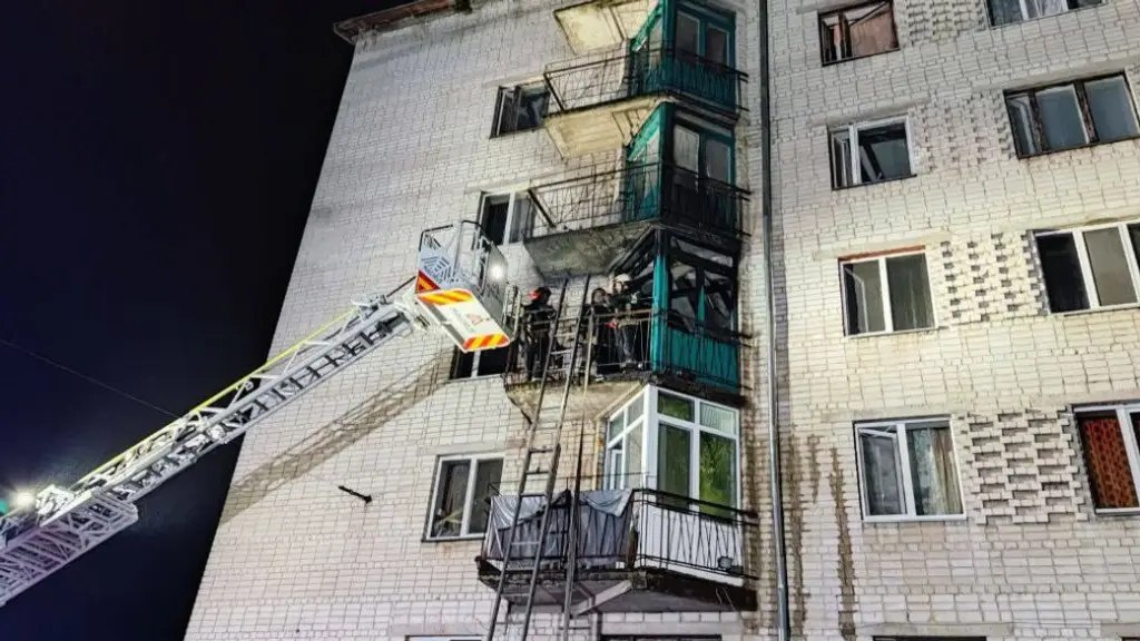 У Житомирі спалахнула пожежа в гуртожитку медичного інституту: евакуйовано десятки людей