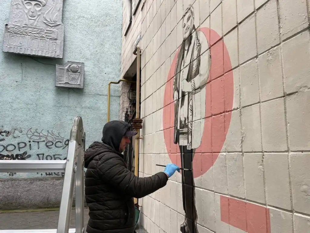 У Житомирі з’явився мурал пам’яті Марини Поплавської від художника з Луцька