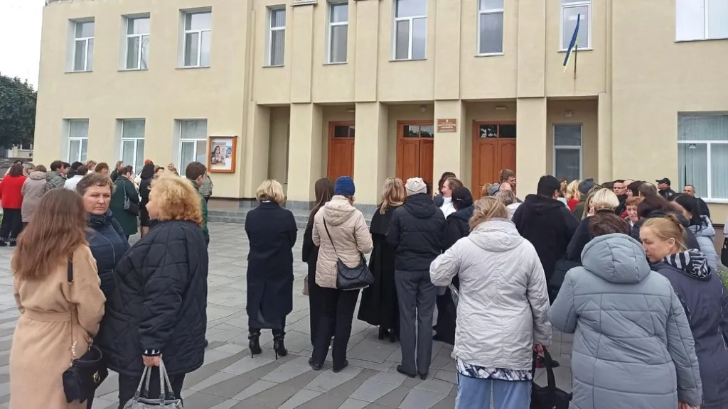У Малині освітяни протестували через зменшення премій до Дня вчителя
