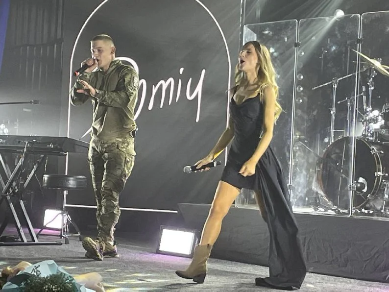 На сцені Житомира з Domiy заспівав 21-річний звільнений з полону Денис Залізко з Головиного