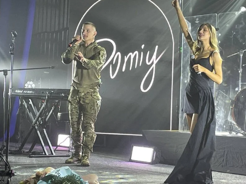 На сцені Житомира з Domiy заспівав 21-річний звільнений з полону Денис Залізко з Головиного