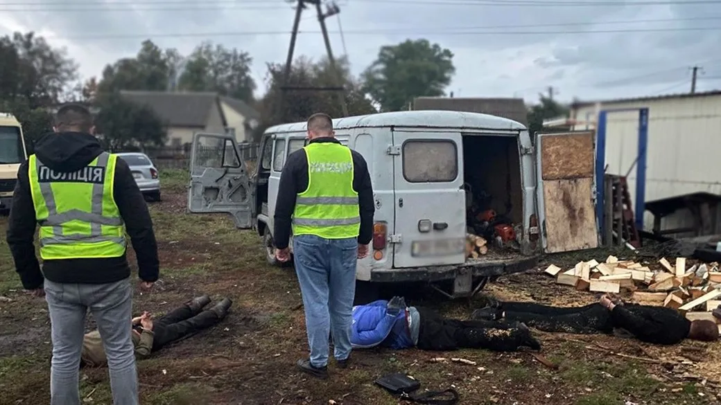 На Житомирщині затримали трьох чоловіків, які незаконно вирубували дерева в лісництві