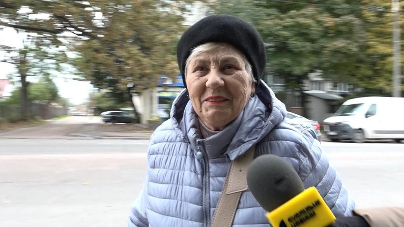 У Житомирі досі не зняли асфальт навколо дуба на вулиці Гнатюка: комунальники пояснили причину