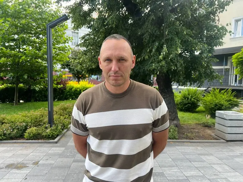 У Житомирі досі не зняли асфальт навколо дуба на вулиці Гнатюка: комунальники пояснили причину