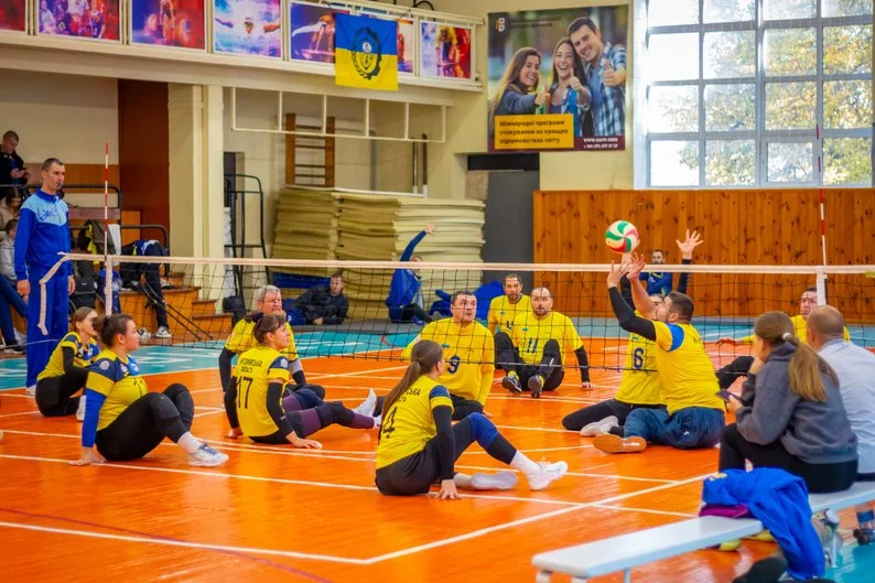 У Житомирі пройшов відкритий чемпіонат області з волейболу сидячи: визначили переможців