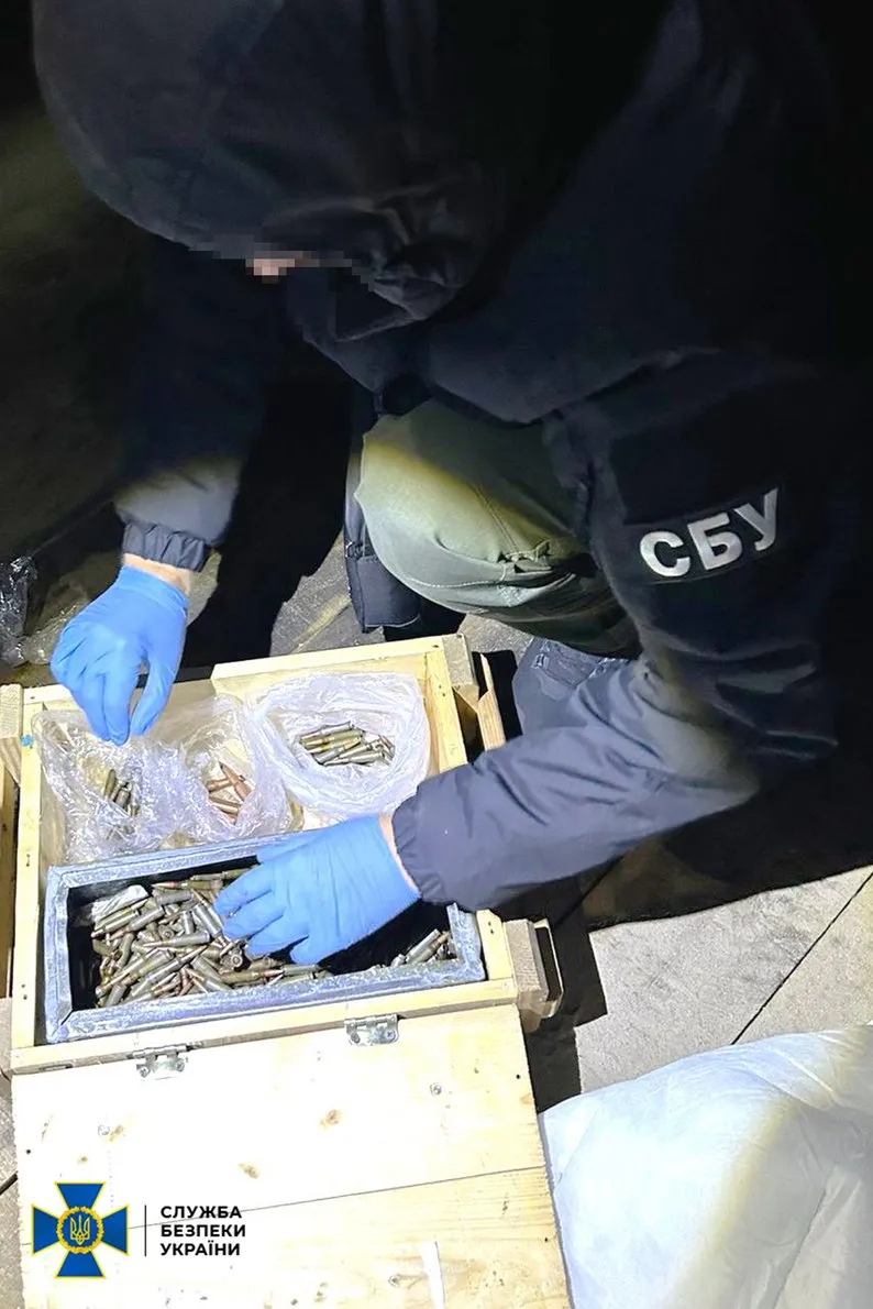 На Житомирщині затримали військового-контрактника, який торгував бойовою зброєю