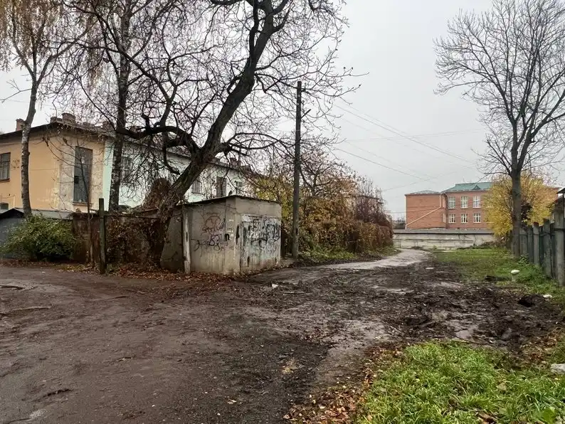 У Житомирі прибрали бетонну стіну, яка перекривала проїзд до багатоповерхівки на Великій Бердичівській