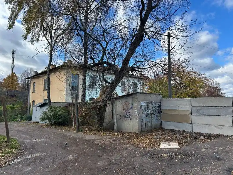 У Житомирі прибрали бетонну стіну, яка перекривала проїзд до багатоповерхівки на Великій Бердичівській