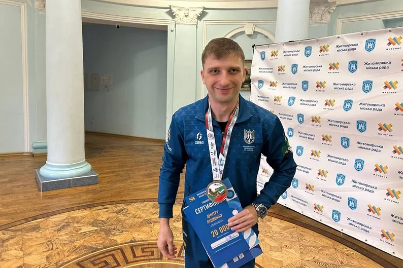 Житомирських спортсменів, які вибороли медалі на міжнародних турнірах, відзначили грошовими сертифікатами