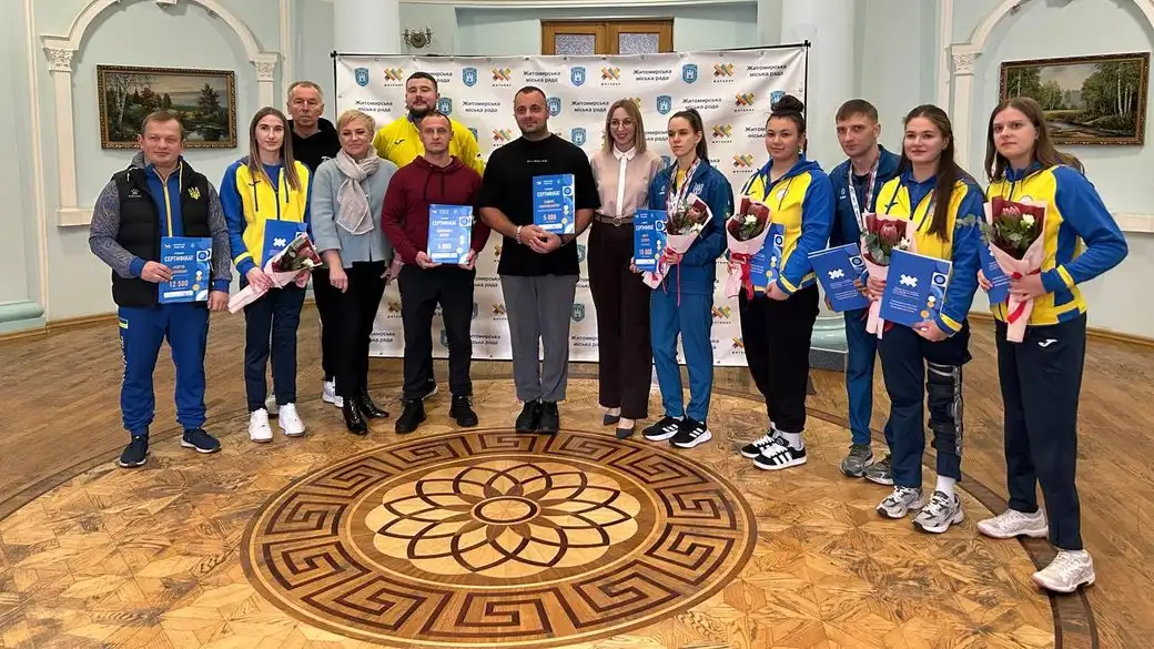 Житомирських спортсменів, які вибороли медалі на міжнародних турнірах, відзначили грошовими сертифікатами