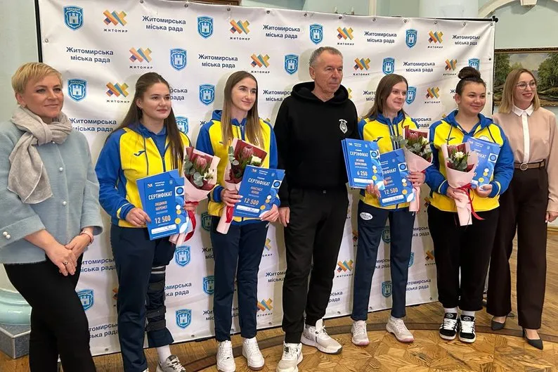 Житомирських спортсменів, які перемагали на міжнародних змаганнях, відзначили грошовими сертифікатами