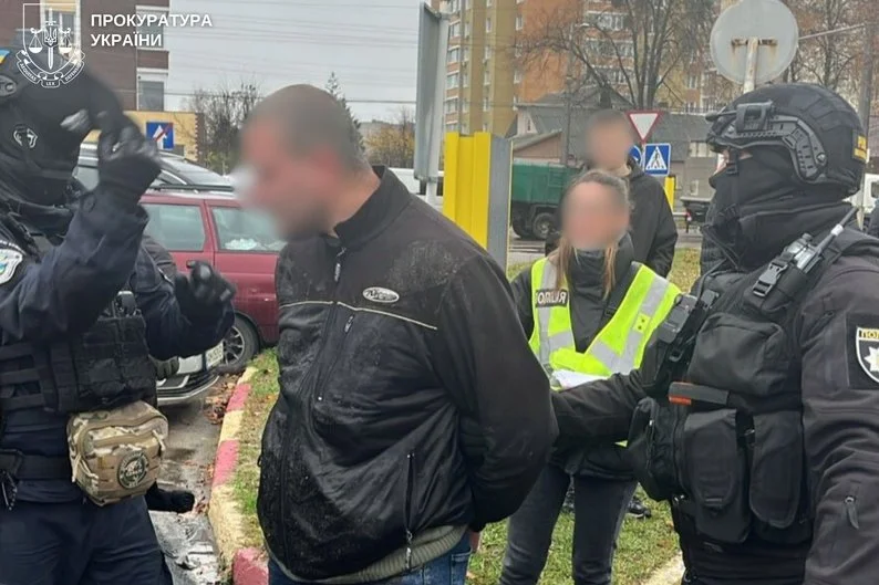 На Житомирщині водія міжнародних перевезень підозрюють у схемі виїзду військовозобов’язаного за гроші
