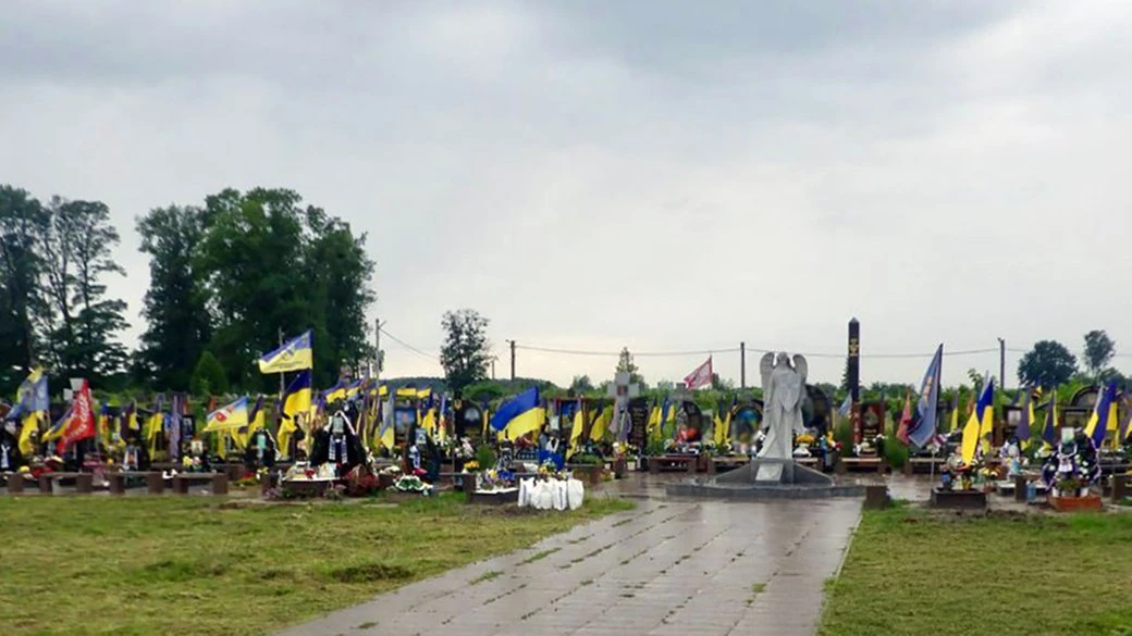 У Звягелі жінку засудили за наругу над могилами дев’ятьох загиблих військових