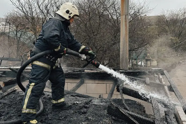 У Чуднові загасили пожежу на автостанції: вогонь не встиг поширитися на магазин
