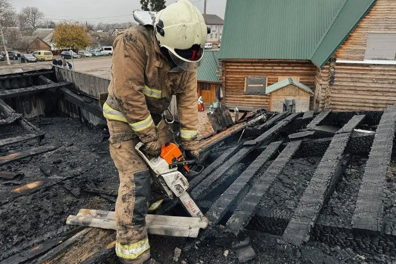 У Чуднові загасили пожежу на автостанції: вогонь не встиг поширитися на магазин