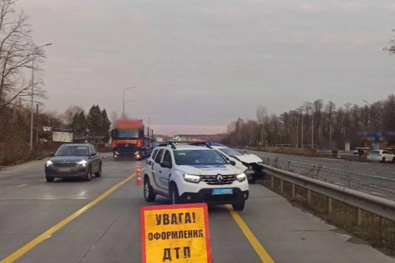Поблизу Оліївки сталася ДТП: рух на трасі М-06 частково обмежений у двох напрямках