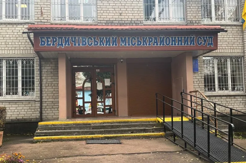Справу про підпали авто військових у Бердичеві передадуть іншому суду через самовідводи