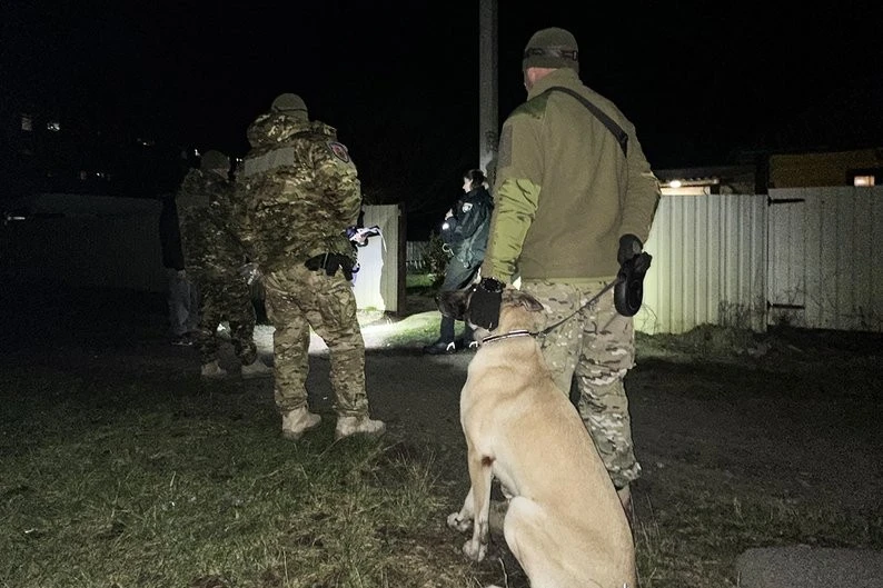 На Житомирщині мешканця Коростеня підозрюють у вибуху гранати на подвір’ї сусіда