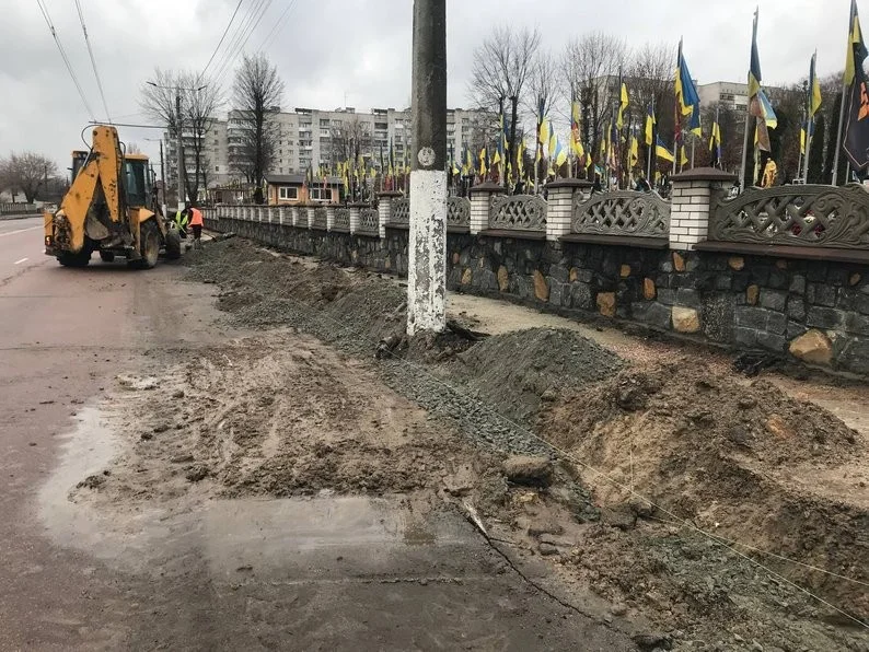 У Житомирі триває затяжна реконструкція тротуару біля військового кладовища
