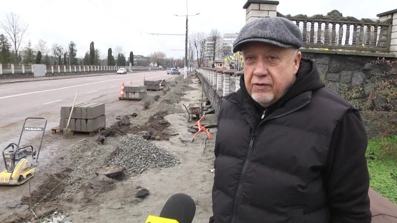 У Житомирі триває затяжна реконструкція тротуару біля військового кладовища
