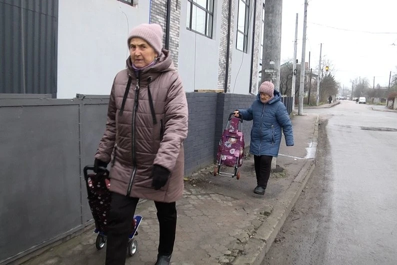 У Житомирі мешканці скаржаться на стовпи на тротуарі, а комунальники кажуть про неможливість перенесення