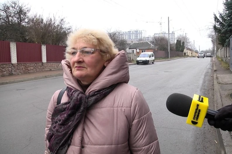 У Житомирі мешканці скаржаться на стовпи на тротуарі, а комунальники кажуть про неможливість перенесення
