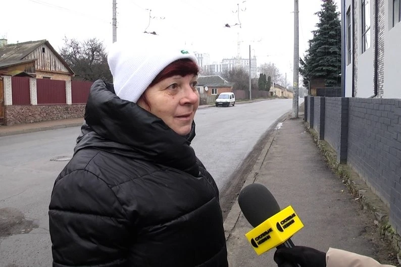 У Житомирі мешканці скаржаться на стовпи на тротуарі, а комунальники кажуть про неможливість перенесення
