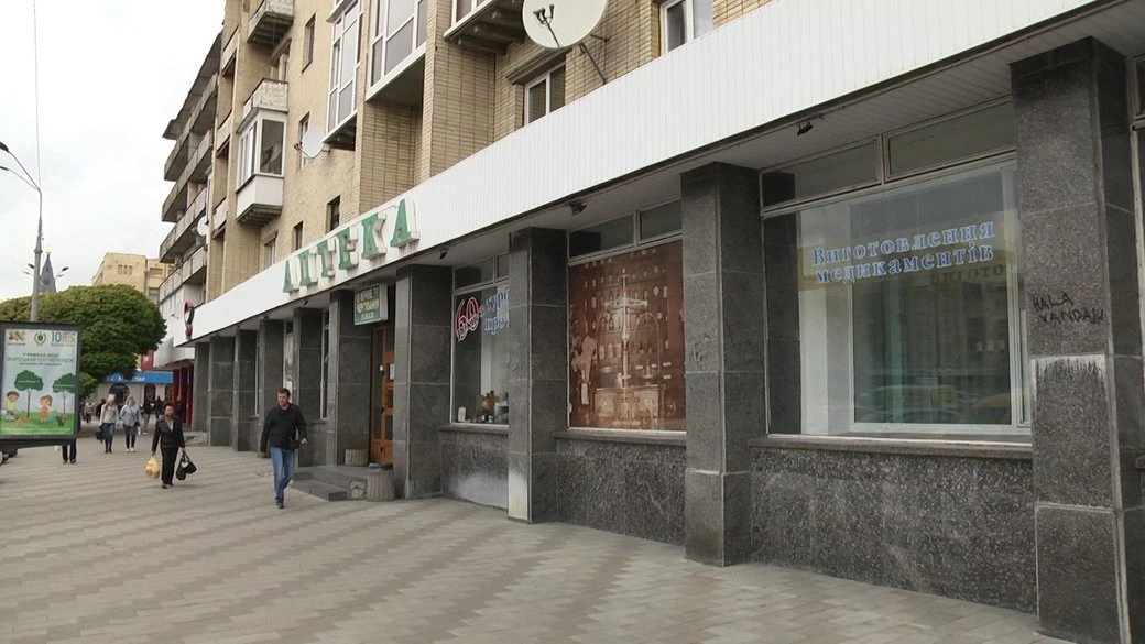 Таємничий інцидент на майдані Соборному у Житомирі: чоловіка тягнули до мікроавтобуса