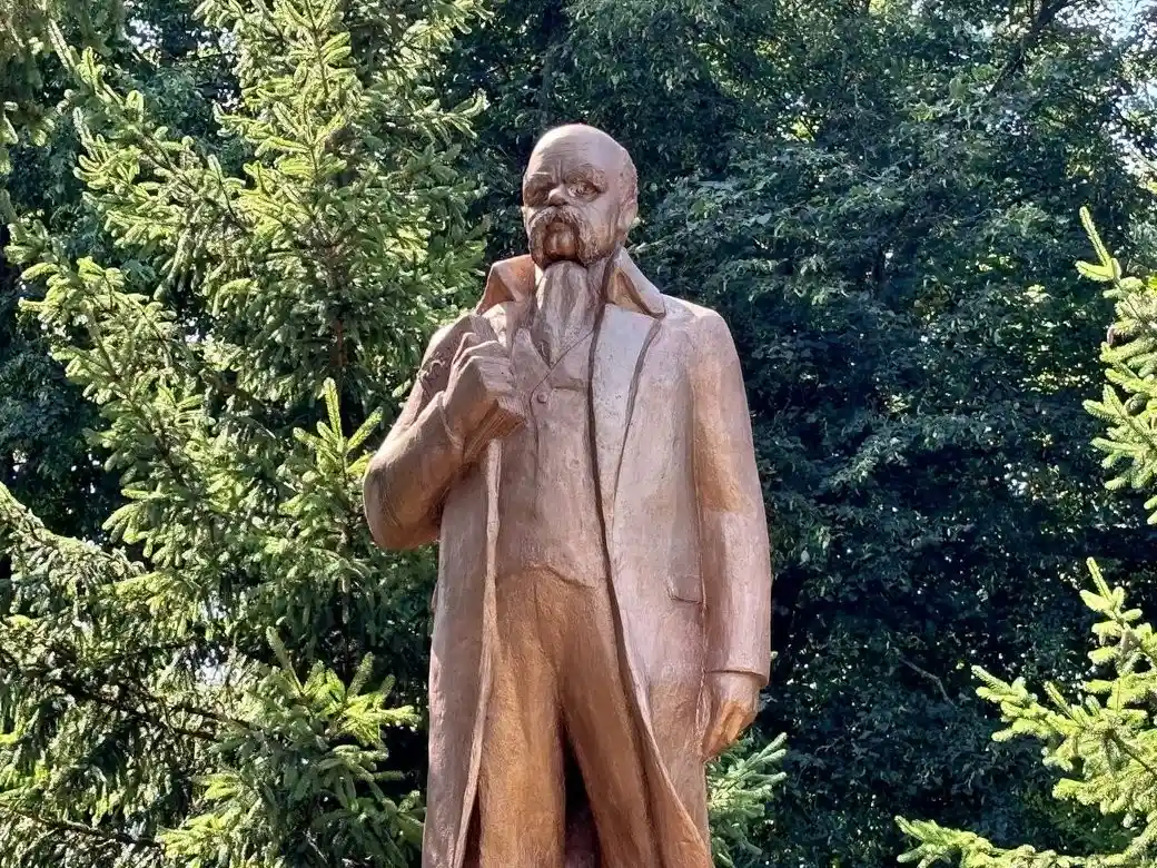 Пам’ятник Леніну на Житомирщині перетворили на музейний експонат Тараса Шевченка