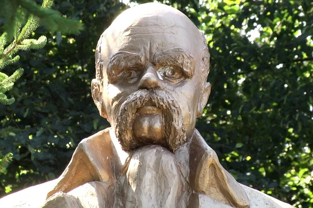 Пам’ятник Леніну на Житомирщині перетворили на музейний експонат Тараса Шевченка Пам’ятник Леніну на Житомирщині перетворили на музейний експонат Тараса Шевченка