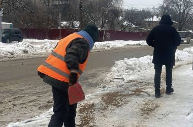 Ожеледиця скувала Житомир - комунальники працюють у посиленому режимі
