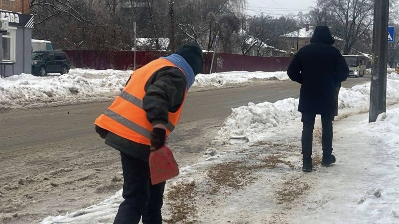 Ожеледиця скувала Житомир - комунальники працюють у посиленому режимі