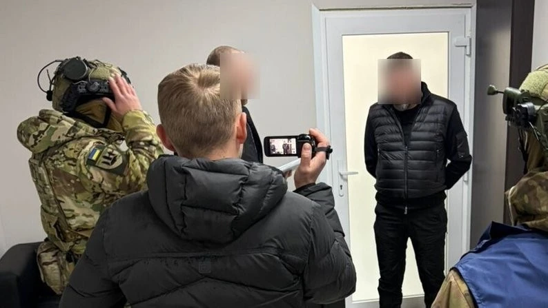 Хабар за фортифікації: у справі оборонних коштів затримали керівника СБУ області та генерала ПС