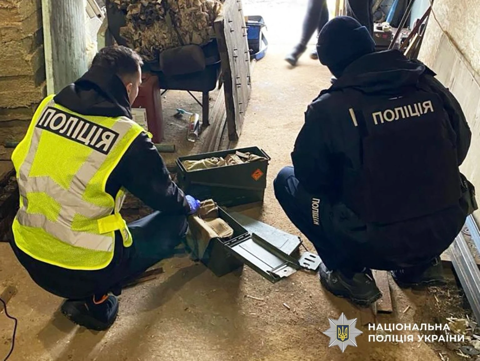 Готівка в книгах і зброя поштою: на Житомирщині викрили незаконний канал збуту