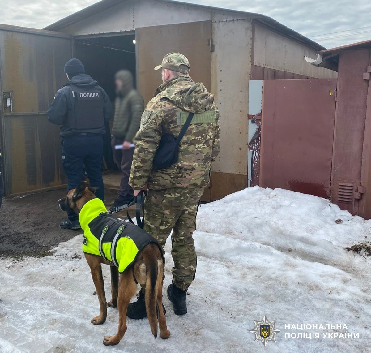 Готівка в книгах і зброя поштою: на Житомирщині викрили незаконний канал збуту