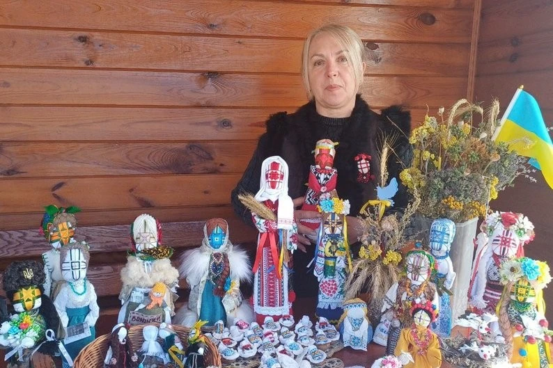 Від стародавніх традицій до допомоги ЗСУ: майстриня з Малина створила сотні ляльок-мотанок