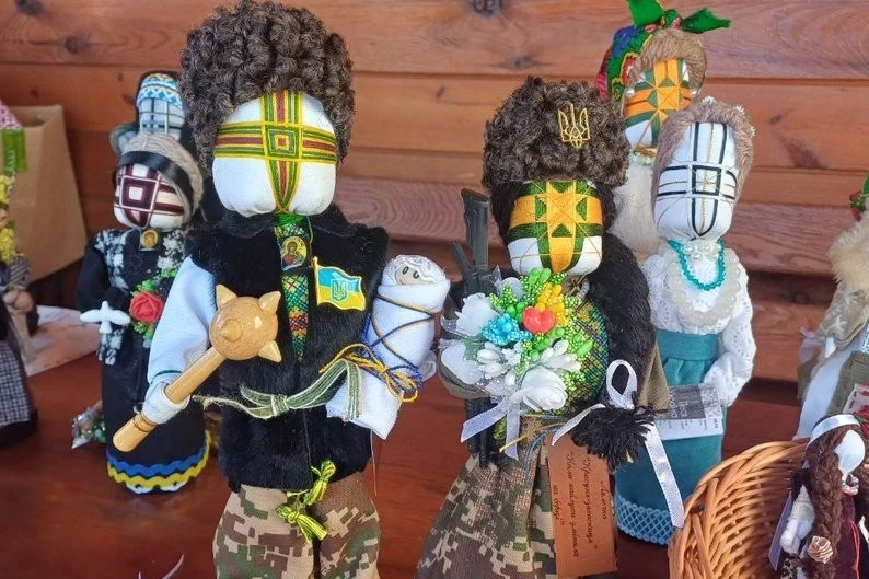 Від стародавніх традицій до допомоги ЗСУ: майстриня з Малина створила сотні ляльок-мотанок