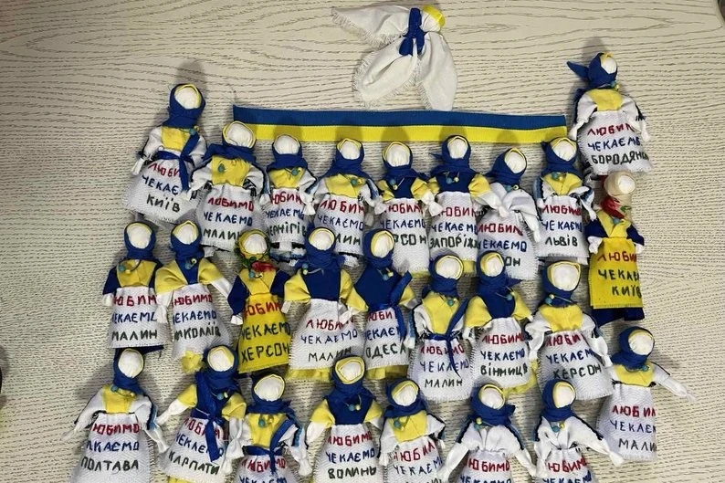 Від стародавніх традицій до допомоги ЗСУ: майстриня з Малина створила сотні ляльок-мотанок