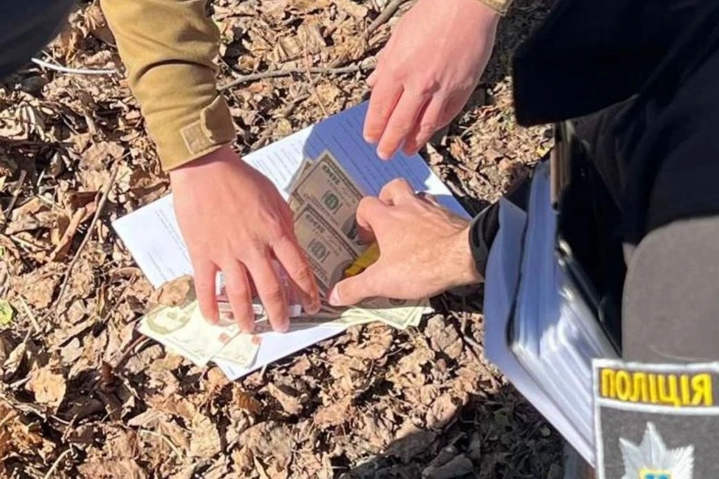 Корупційна схема у ТЦК на Житомирщині: затримано оператора відділення призову