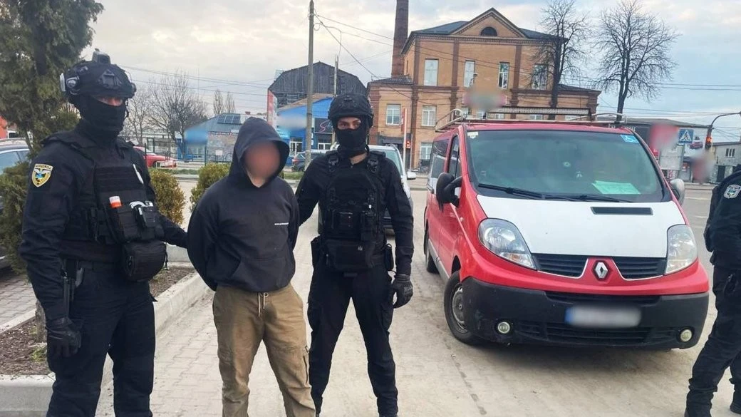 Ціна свободи через кордон: у Житомирі викрито організатора незаконної схеми
