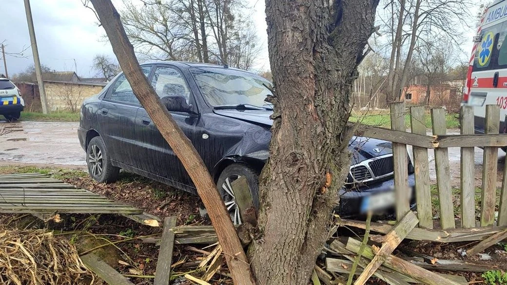 Смертельна аварія у Нових Білокоровичах: водій легковика ЗАЗ загинув на місці події