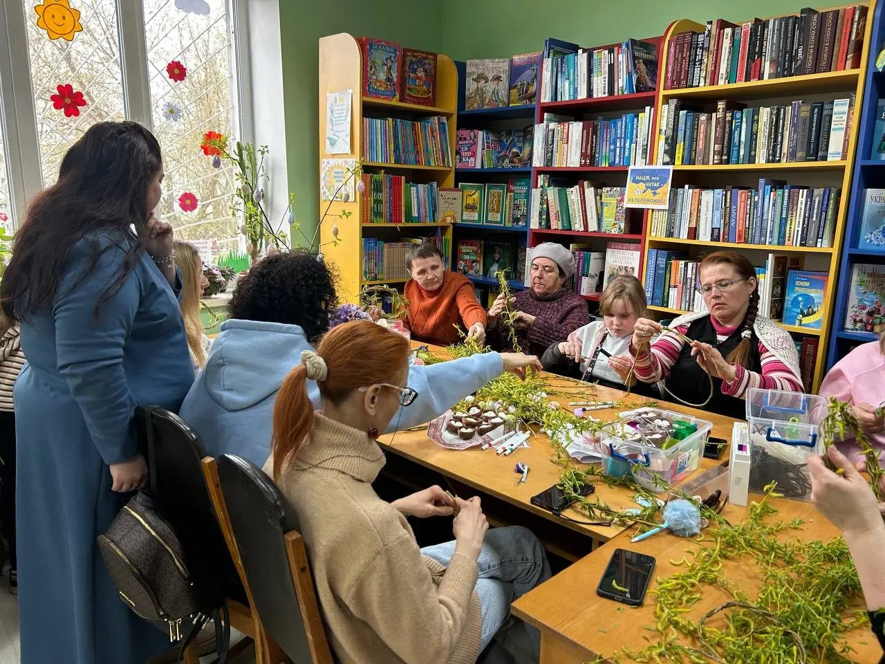 Світлий оберіг і хвилина спокою: як у Житомирі дружини захисників опановували мистецтво плетіння вінків