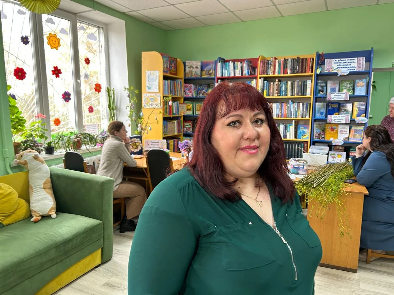 Світлий оберіг і хвилина спокою: як у Житомирі дружини захисників опановували мистецтво плетіння вінків