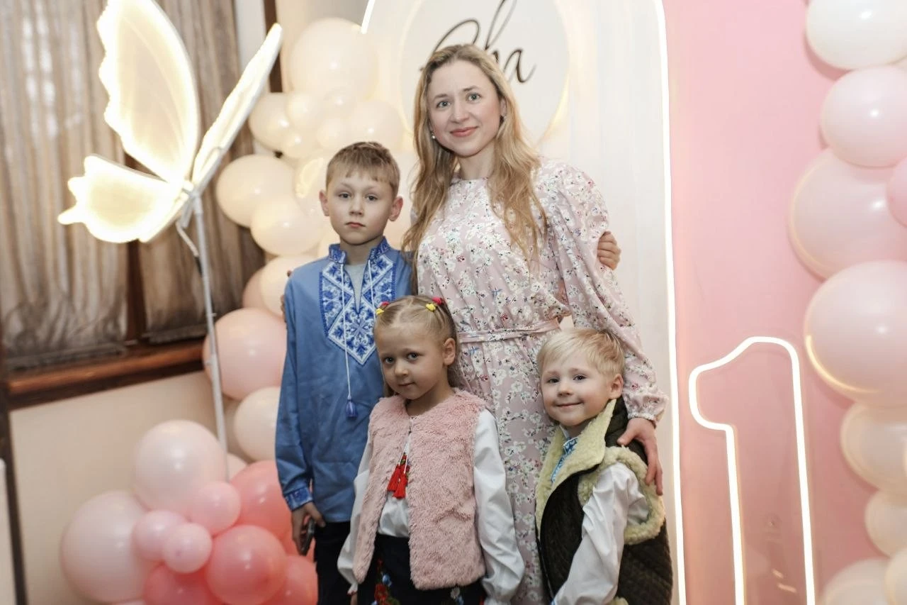 Світлий оберіг і хвилина спокою: як у Житомирі дружини захисників опановували мистецтво плетіння вінків