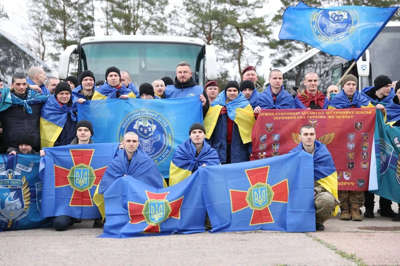 Повернення з неволі: Україна визволила 182 людини у великому передсвятковому обміні